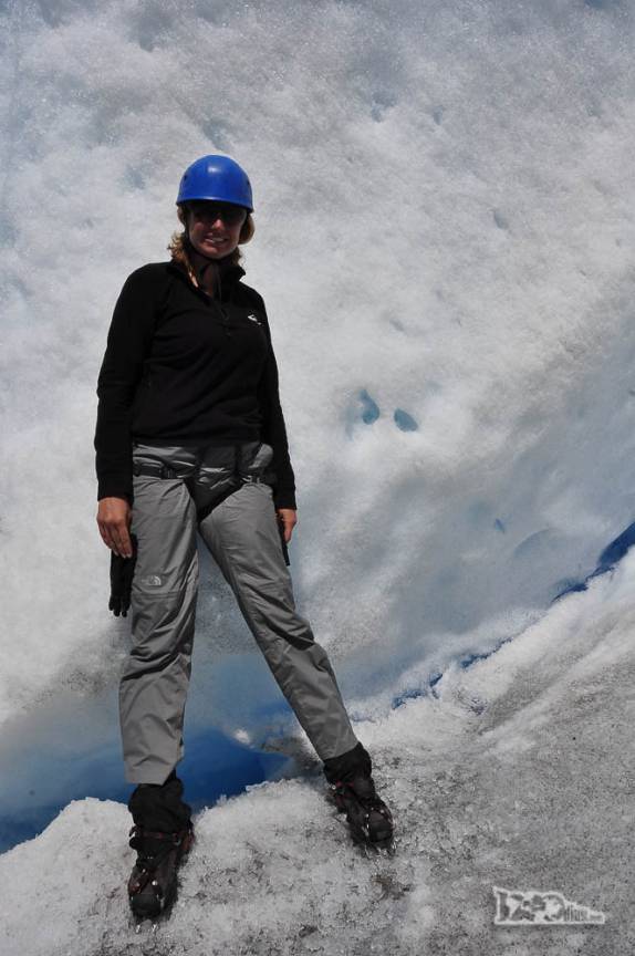 A Ana se prepara para subir mais uma parede no curso de escalada no gelo no glaciar Viedma, no Parque Nacional Los Glaciares, região de El Chaltén, no sul da Argentina